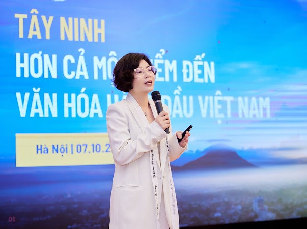 Bà Trần Nguyện - Phó Tổng Giám đốc Tập đoàn Sun World, doanh nghiệp gắn bó và tạo nhiều dấu ấn trong sự phát triển của du lịch Tây Ninh suốt nhiều năm qua chia sẻ tại Hội thảo